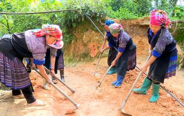 Người dân tham gia các hoạt động “Ngày cuối tuần cùng dân” làm đường giao thông nông thôn đặc thù.