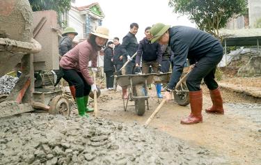 Lãnh đạo huyện Văn Yên tham gia kiên cố hóa đường GTNT, góp phần xây dựng huyện Văn Yên đạt chuẩn nông thôn mới