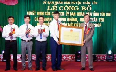 Lãnh đạo Sở Nông nghiệp và Môi trường trao bằng công nhận xã Hưng Khánh đạt chuẩn nông thôn mới nâng cao.