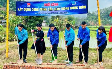 Huyện đoàn Yên Bình khởi công công trình cầu giao thông nông thôn ở thôn 2 Làng Na, xã Phúc Ninh.