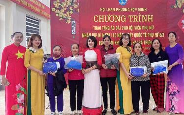 Hội Liên hiệp Phụ nữ phường Hợp Minh, thành phố Yên Bái trao tặng áo dài cho hội viên phụ nữ.