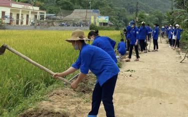 Đoàn viên thanh niên xã Vũ Linh tham gia các phần việc ở cơ sở.