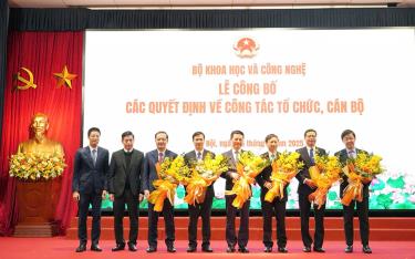 Lãnh đạo Bộ Khoa học và Công nghệ gồm có Bộ trưởng và 5 Thứ trưởng