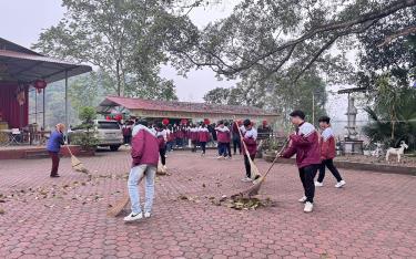 Học sinh Trường THPT Nguyễn Huệ thường xuyên được tham gia hoạt động bảo vệ môi trường sống, làm cho môi trường sống thêm xanh, sạch, đẹp.