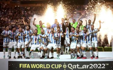 Argentina mừng chức vô địch World Cup, sau khi thắng Pháp trong loạt đá luân lưu chung kết trên sân Lusail, Qatar, tối 18/12/2022.