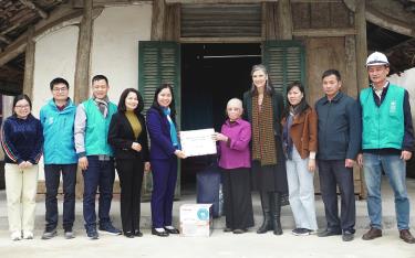 Lãnh đạo Hội LHPN tỉnh và Trưởng Đại diện thường trú của UNDP tại Việt Nam thăm và trao hỗ trợ cho người dân bị ảnh hưởng bởi cơn bão số 3 trên địa bàn huyện Trấn Yên.