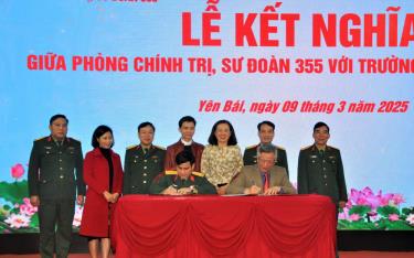 Đại diện lãnh đạo hai đơn vị chứng kiến lễ ký kết.