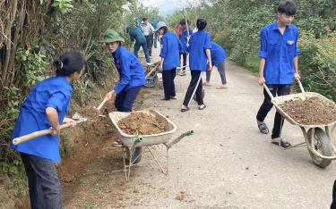 Đoàn viên thanh niên xã Đại Minh tham gia các hoạt động tình nguyện ở cơ sở.