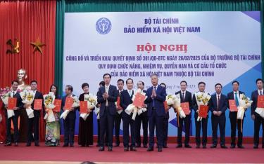 Đồng chí Phạm Công Cường - Giám đốc BHXH tỉnh Yên Bái được bổ nhiệm giữ chức vụ Giám đốc BHXH khu vực XVII (Tỉnh Yên Bái - tỉnh Lào Cai)
