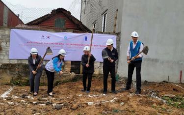 Đoàn công tác của UNDP cùng lãnh đạo Hội LHPN tỉnh tham gia khởi công xây dựng nhà ở hộ gia đình bị thiệt hại bởi bão số 3.