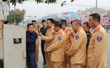 Cán bộ, chiến sĩ CSGT trực tiếp tham gia vận hành, khai thác, sử dụng, điều chỉnh chu kỳ đèn tín hiệu giao thông tại một số nút giao thông trên địa bàn thành phố Yên Bái.