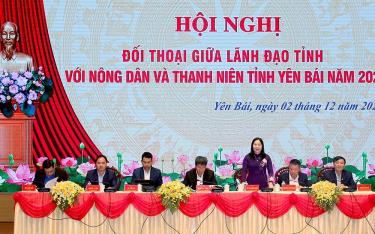 Phó Chủ tịch UBND tỉnh Vũ Thị Hiền Hạnh trả lời các kiến nghị của nông dân và thanh niên tại Hội nghị đối thoại với nông dân và thanh niên.