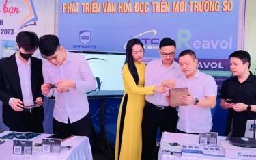 Thanh niên Yên Bái tham gia đọc sách trên môi trường số.