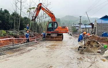 Các đơn vị thi công tập trung nhân lực, phương tiện đẩy nhanh tiến độ thi công tuyến đường Khánh Hòa - Văn Yên.