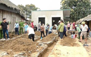 Cán bộ, đảng viên và nhân dân xã Châu Quế Hạ tham gia giúp hộ bà Hoàng Thị Nhao ở thôn Nhẻo đào móng nhà xây mới.