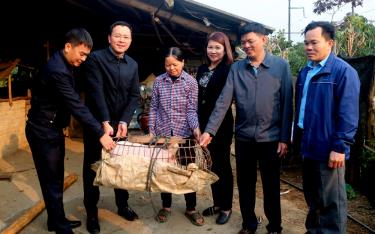 Đồng chí An Hoàng Linh - Chánh Văn phòng Tỉnh ủy trao tặng vật tư, con giống cho các hộ nghèo xã Tân Nguyên.