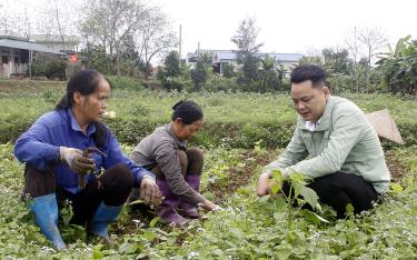 Lãnh đạo HND xã Minh Quân trao đổi với HVND trong việc chuyển đổi cây trồng tại địa phương.
