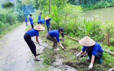 Đoàn viên thanh niên xã Mai Sơn, huyện Lục Yên lao động, dọn dẹp, vệ sinh đường giao thông nông thôn.