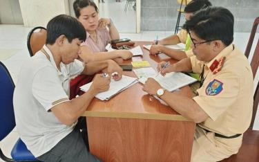 Tài xế xe cấp cứu cùng đại diện chủ phương tiện tại cơ quan chức năng