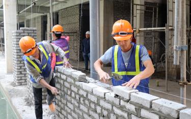 Workers are accelerating the completion of the perimeter wall of the Provincial Conference Center.