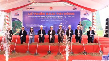 The delegates performed the groundbreaking ceremony for the construction of the 500kV Lao Cai - Vinh Yen transmission line segment in Yen Bai province.
