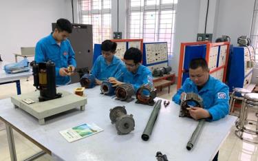 Young people in Yen Bai have life-changing opportunities thanks to the province’s outstanding labor export policy for the 2024–2030 period. (A practical training session for students of the Faculty of General Engineering at Yen Bai Vocational College.)
