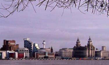 Thành phố Liverpool nhìn từ bờ sông Mersey. 
