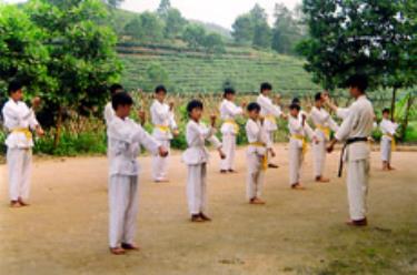 Học sinh Trường THCS xã Việt Cường (Trấn Yên) học võ Karatedo để nâng cao thể lực.