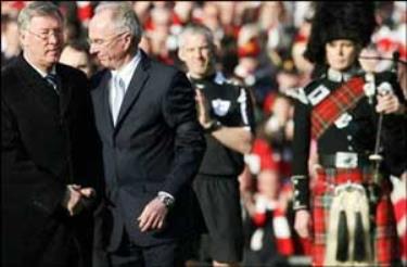 Cái bắt tay tâm phục khẩu phục của Alex Ferguson (trái) với Sven Goran Eriksson.