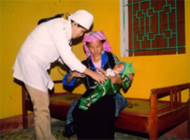 Cán bộ trạm ytế xã Cao Phạ (Mù Cang Chải) khám sức khỏe cho bà con các dân tộc.
Ảnh: văn tuấn


