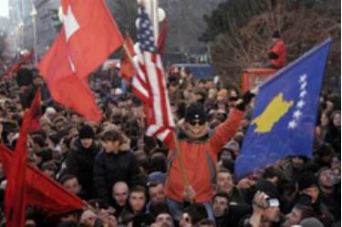 Người Albania ở Kosovo đổ xuống đường phố ở Pristina reo hò 
