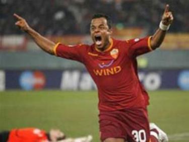 Mancini - người hùng của AS Roma.