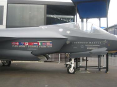 Đây là phản lực dafabet com đấu F-35 JSF do Lockheed Martin chế tạo được xem là át chủ bài của Bộ quốc phòng Mỹ, được trang bị cho cả lực lượng hải quân, không quân, lính thủy đánh bộ… 
