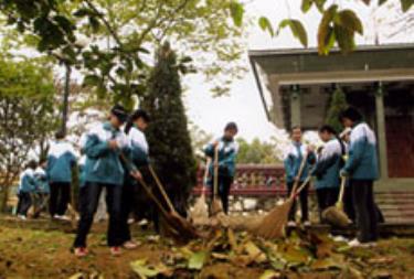 Đông đảo đoàn viên tham gia lao động vệ sinh xung quanh khu tưởng niệm Chủ tịch Hồ Chí Minh.