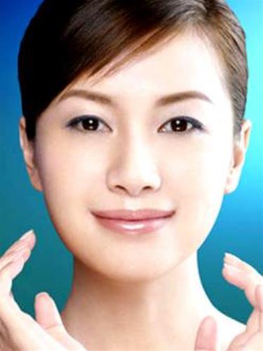 Vào mùa hè bạn nên rửa mặt sạch bằng sữa rửa mặt hoặc xà bông trung tính để loại bỏ lớp bụi bẩn, đặc biệt là với người da dầu 
