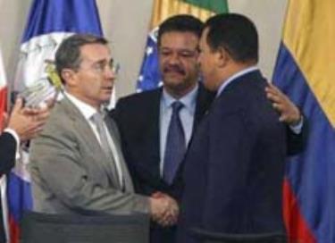 Tổng thống Colombia và Venezuela bắt tay nhau