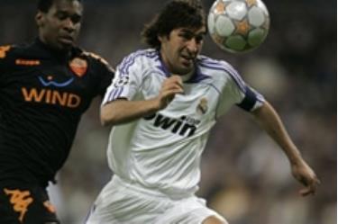 Đội trưởng Raul Gonzalez (áo trắng) luôn thể hiện tinh thần thi đấu với quyết tâm cao trong màu áo Real Madrid. 
