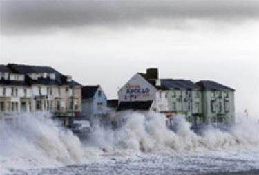 Sóng lớn đánh vào khu vực Porthcall, miền nam xứ Wales ngày 10-3.