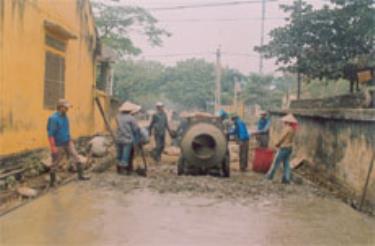 Nhà nước và nhân dân cùng làm đường giao thông nông thôn ở thị xã Nghĩa Lộ.

