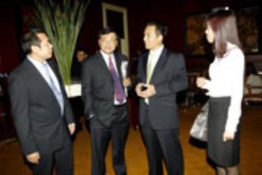 Đại diện Ban tổ chức trao đổi cùng các doanh nghiệp.
