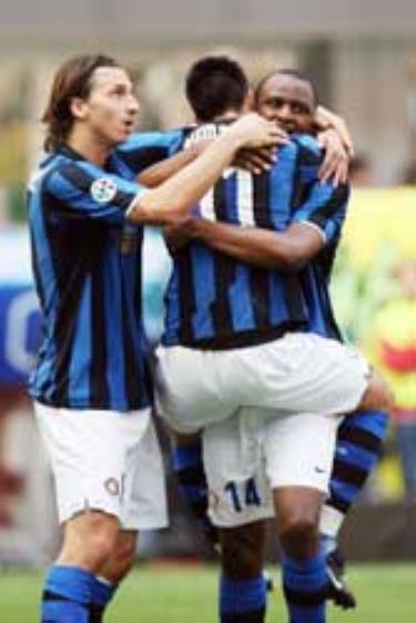 Jimenez (giữa) và Patrick Vieira (phải), tác giả hai bàn thắng cho Inter Milan.