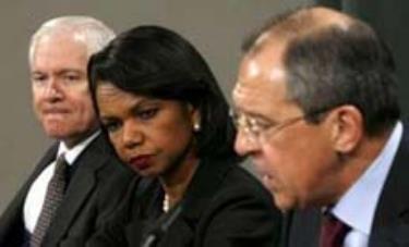 Ngoại trưởng Mỹ Condoleezza Rice, người đồng nhiệm Nga Sergei Lavrov 
và Bộ trưởng Quốc phòng Mỹ Robert Gates
