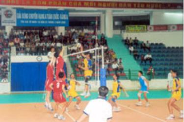 Trận đấu khai mạc giữa Tập đoàn Dầu khí Việt Nam và Tuyển trẻ Ninh Bình.