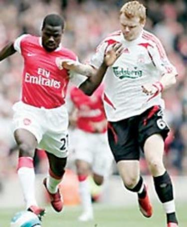 Eboue (Arsenal, trái) và Riise (Liverpool) sẽ lại đối đầu nhau ở Anfield.