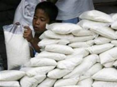 Một cậu bé Philippines mua gạo trợ giá của chính phủ tại trung tâm Manila - Ảnh: Reuters.