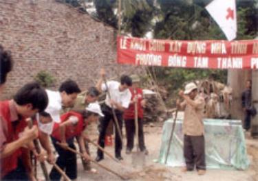 Khởi công xây dựng nhà chữ thập đỏ cho gia đình ông Nguyễn Văn Thế ở tổ 52, phường Đồng Tâm, TP Yên Bái là thương binh hạng 4/4. (Ảnh: Tuấn Bình)

