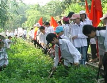 Thiếu nhi bảo vệ đường sắt quê em, một trong những phong trào làm nghìn việc tốt của thiếu nhi THCS Tuy Lộc, TP Yên Bái.