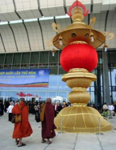 Chiếc đèn trong cặp đèn lớn nhất Việt Nam tại Vesak 2008 
