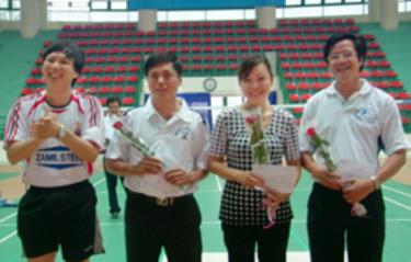 Đồng chí Hồ Quang Lợi - TBT Báo Hà Nội Mới trao giải nhất, nhì toàn đoàn cho Báo Yên Bái, Lai Châu và Lào Cai.