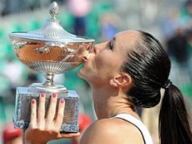 Jelena Jankovic thêm một lần được ôm hôn cúp vô địch. 
